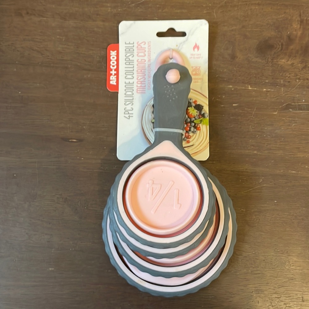 Collapsible measuring cups